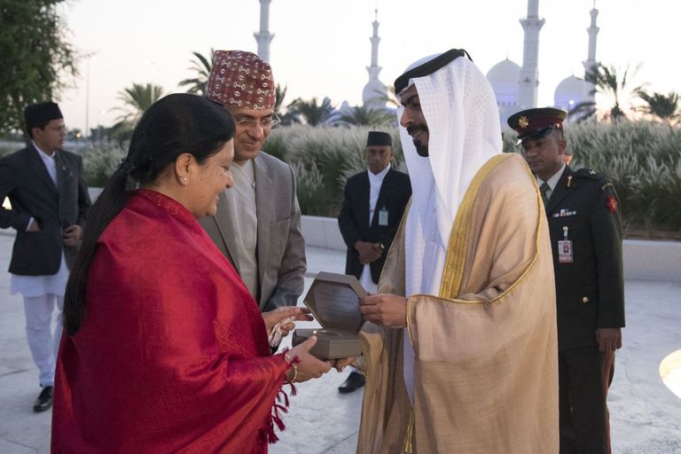 رئيسة جمهورية النيبال والشيخ خليفة بن طحنون أثناء الزيارة