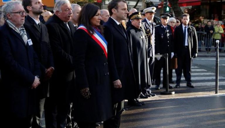 حافلة بشعارات ترفض الإرهاب ضمن أنشطة منتدى باريس للسلام