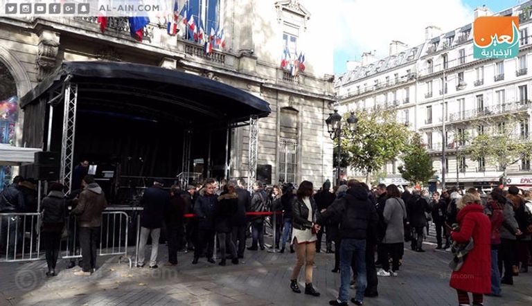 حافلة بشعارات ترفض الإرهاب ضمن أنشطة منتدى باريس للسلام