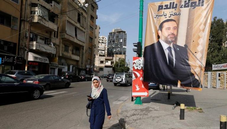 صور رئيس الوزراء اللبناني المستقيل تحتل شوارع بيروت