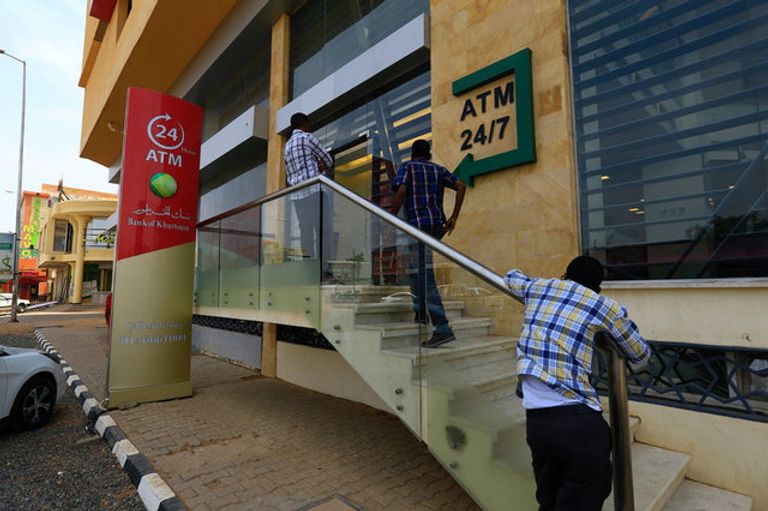 بائع سلع في إحدى أسواق الخرطوم - رويترز