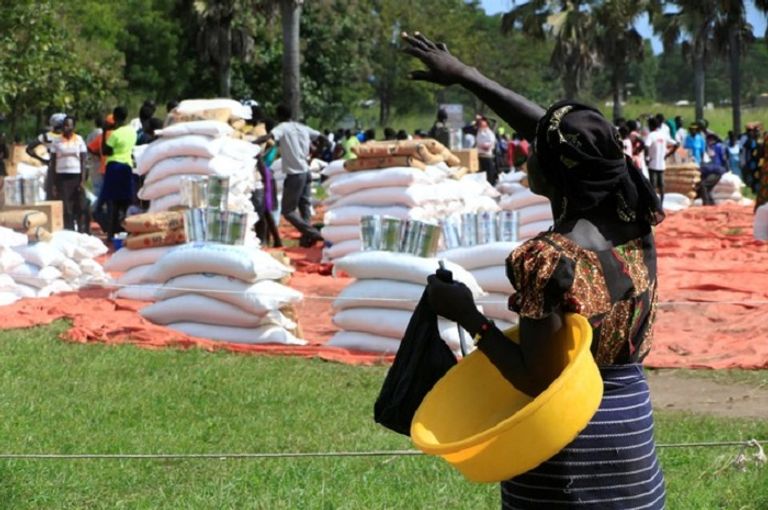 بائع سلع في إحدى أسواق الخرطوم - رويترز