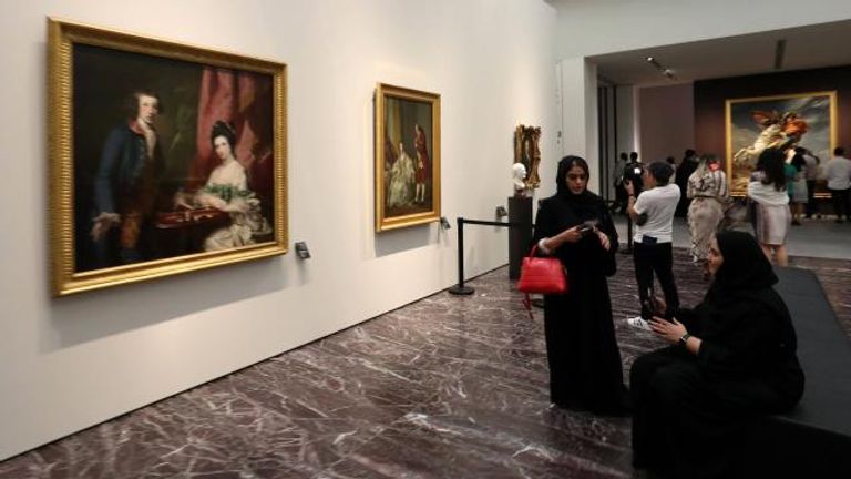 إحدى قاعات اللوفر أبوظبي