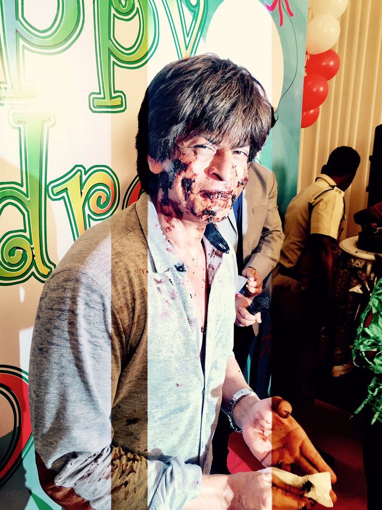 شاروخان يحتفل بيوم الطفل مع ابنه الصغير و100 طفل مُعدم