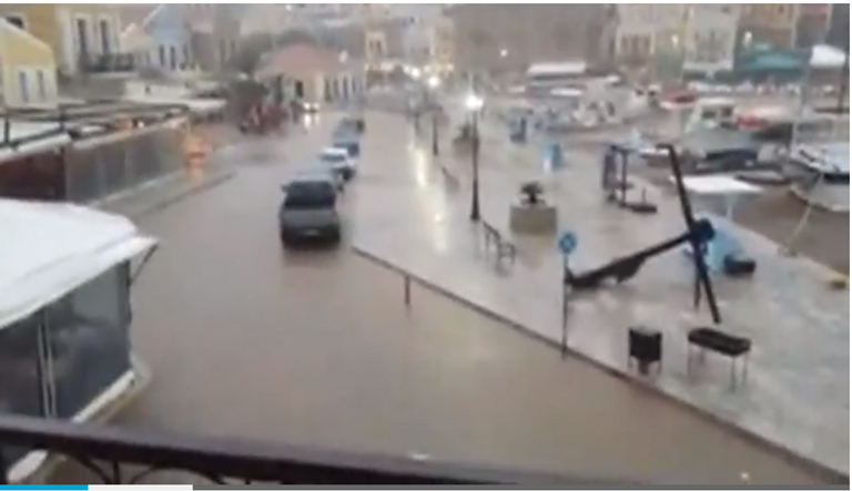 أمطار غزيرة تغلق الطرق وتقتل امرأة قرب أثينا