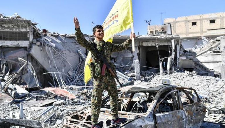 مقاتل من قوات سوريا الديمقراطية بعد تحرير الرقة من داعش