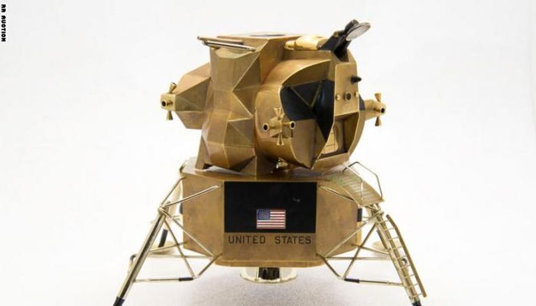 مجسم ذهبي للمركبة الأمريكية التي حطت على القمر