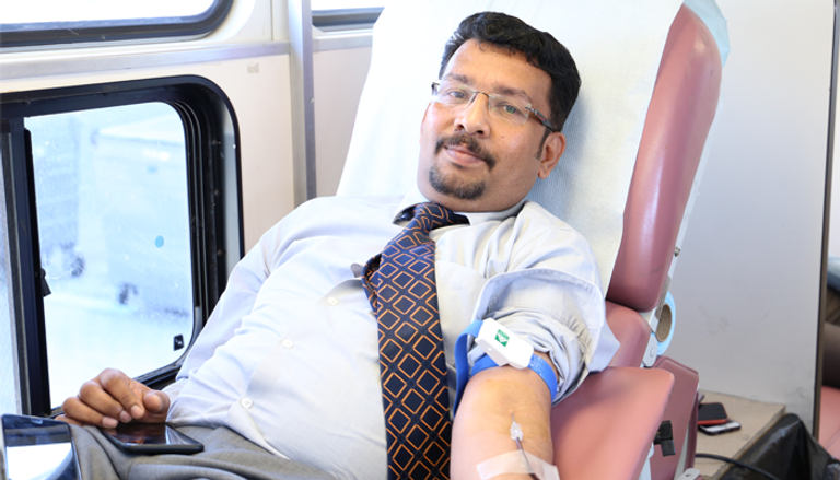 مدير تحرير بوابة العين يتبرع بدمه في انطلاق المبادرة 