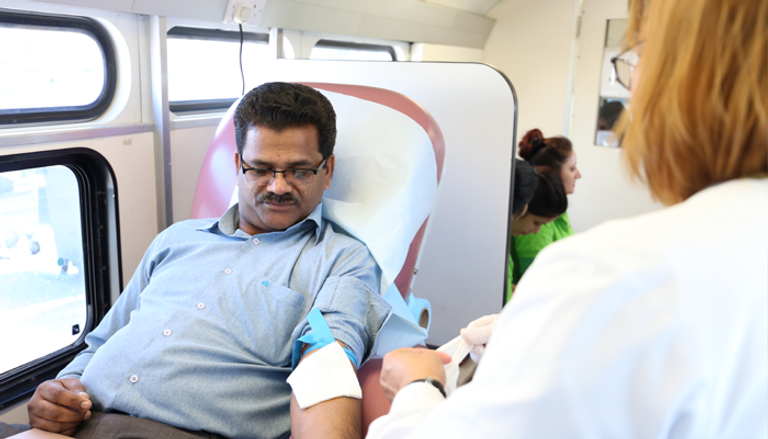 مدير تحرير بوابة العين يتبرع بدمه في انطلاق المبادرة 