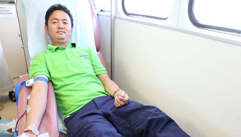 مدير تحرير بوابة العين يتبرع بدمه في انطلاق المبادرة 