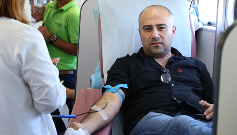 مدير تحرير بوابة العين يتبرع بدمه في انطلاق المبادرة 