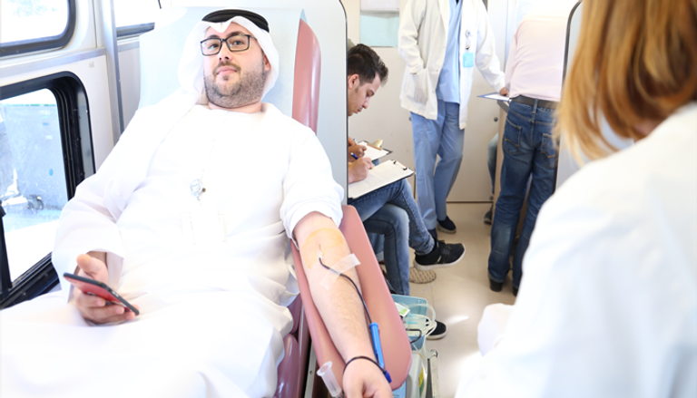 مدير تحرير بوابة العين يتبرع بدمه في انطلاق المبادرة 