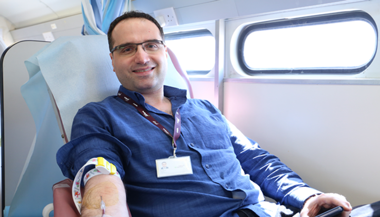 مدير تحرير بوابة العين يتبرع بدمه في انطلاق المبادرة 