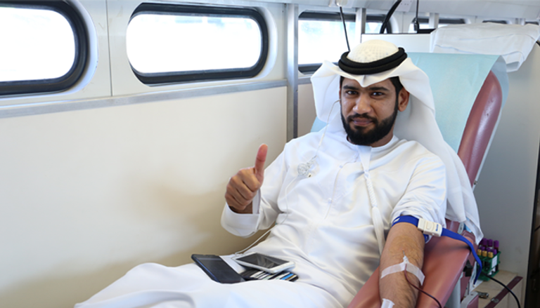 مدير تحرير بوابة العين يتبرع بدمه في انطلاق المبادرة 