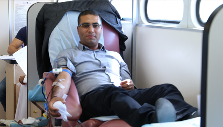 مدير تحرير بوابة العين يتبرع بدمه في انطلاق المبادرة 