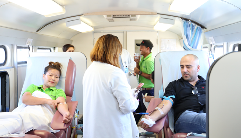 مدير تحرير بوابة العين يتبرع بدمه في انطلاق المبادرة 