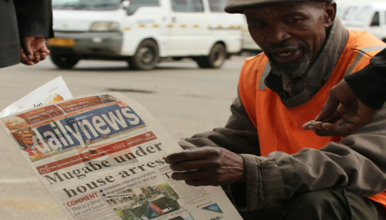 بائع صحف وسط العاصمة هراري - رويترز