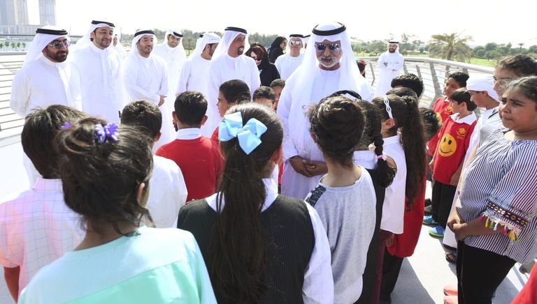 الشيخ نهيان بن مبارك يرفع الستار عن لوحة الجسر