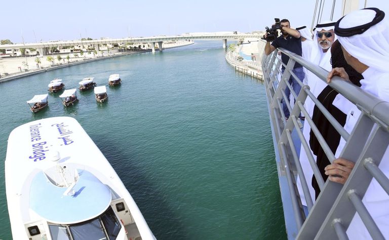 الشيخ نهيان بن مبارك يرفع الستار عن لوحة الجسر