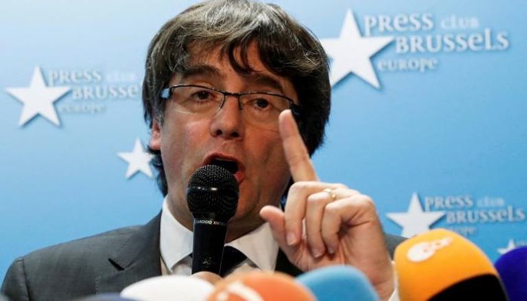 محامي بودجمون يتحدث لوسائل الإعلام في بلجيكا- رويترز