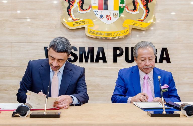 الشيخ عبدالله بن زايد آل نهيان مع رئيس الوزراء الماليزي