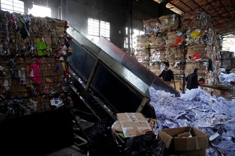 النفايات التي خلفها "يوم العُزّاب"