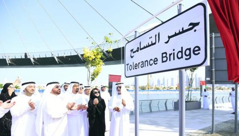 الشيخ نهيان بن مبارك يرفع الستار عن لوحة الجسر