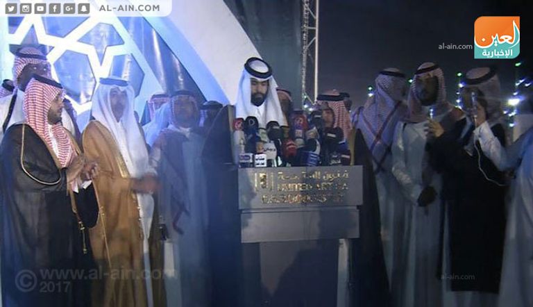 الشيخ سلطان بن سحيم يتحدث أمام حشود توافدت على اجتماع قبائل قحطان