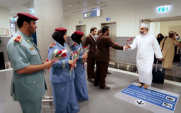 شرطة أبوظبي تستقبل العُمانيين بالورود احتفاء بيومهم الوطني