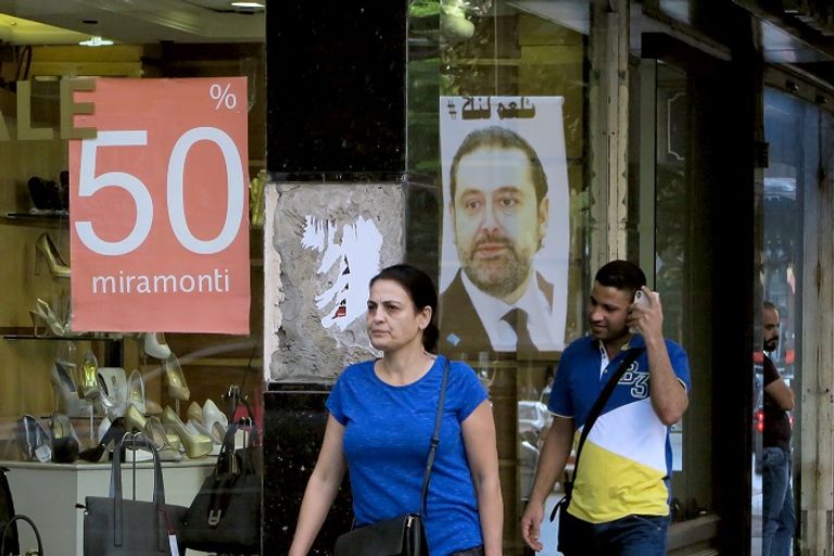 لافتات دعم الحريري زينت شوارع لبنان - رويترز