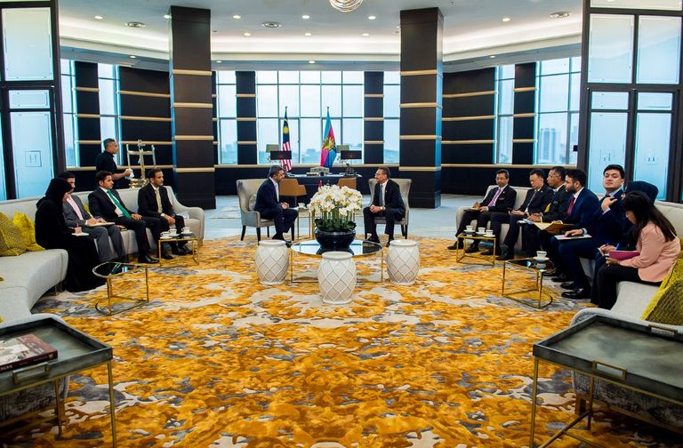 الشيخ عبدالله بن زايد آل نهيان مع وزير الدفاع الماليزي