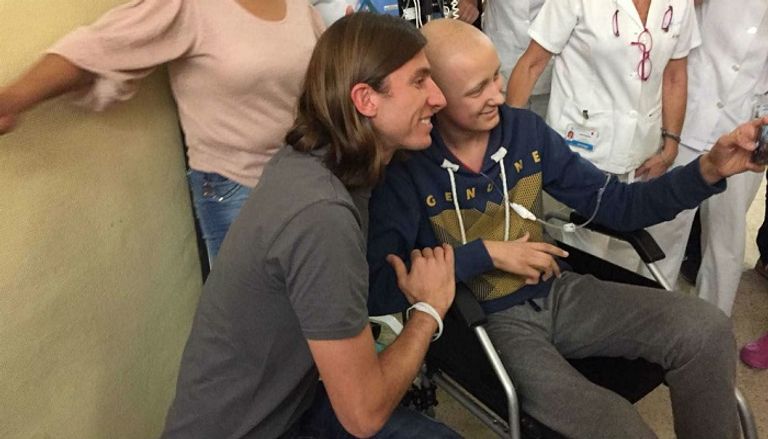 نافاس ولويز في زيارة لمستشفى السرطان بمدريد