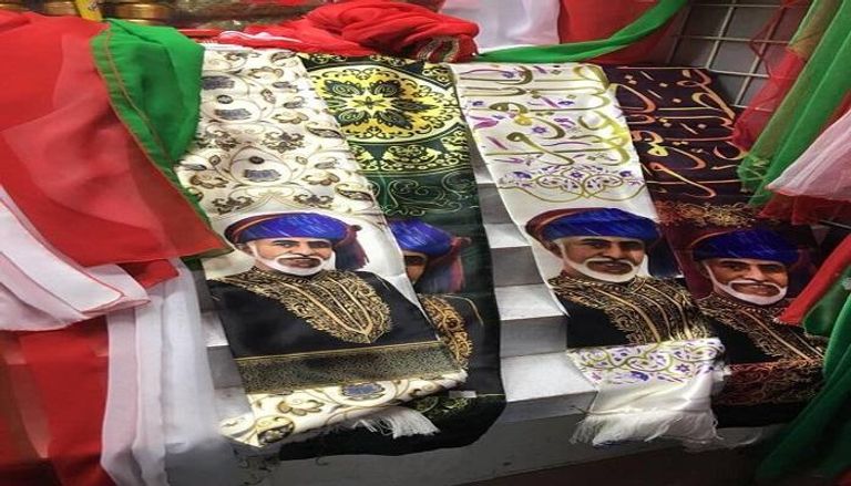 أزياء تحمل صورة السلطان قابوس في الاحتفال بالعيد الوطني