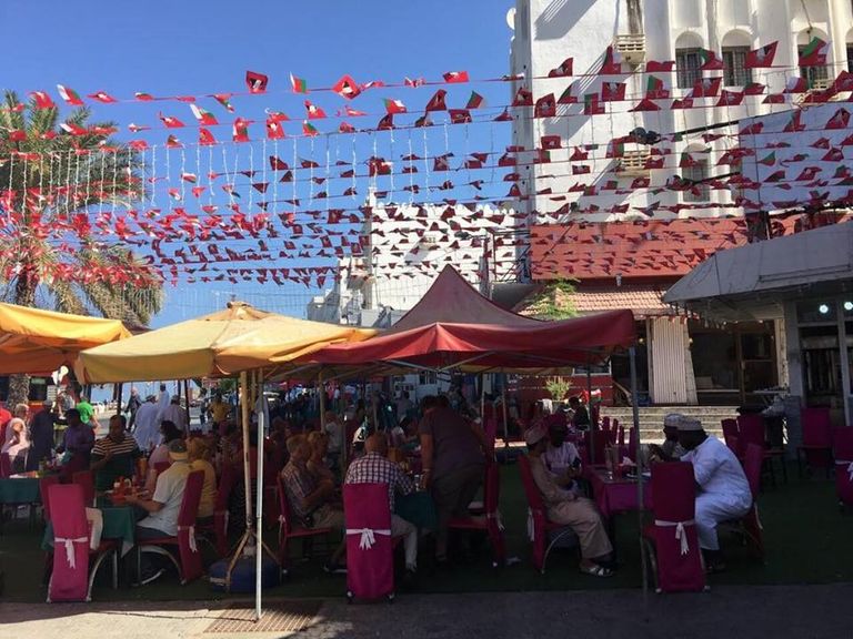 أزياء تحمل صورة السلطان قابوس في الاحتفال بالعيد الوطني