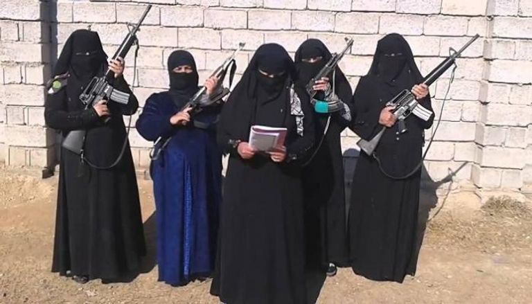 نساء داعش يرفعن السلاح- أرشيفية