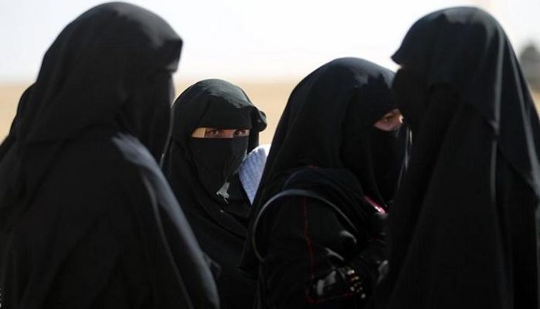 نساء داعش يرفعن السلاح- أرشيفية