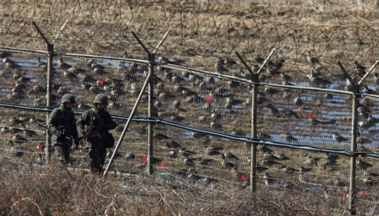 جنود كوريون جنوبيون يمشطون الحدود مع جارتهم الشمالية ( رويترز)
