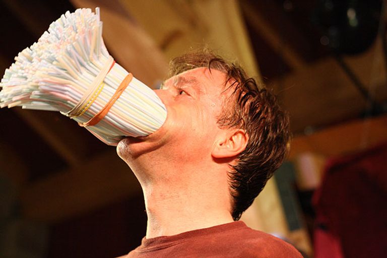 هندي يدخل جينيس بحشو فمه بالقشات