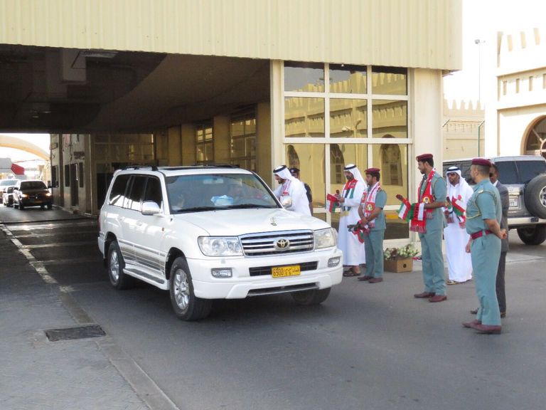 شرطة أبوظبي تستقبل العٌمانيين بالورود والأعلام في المنافذ البرية