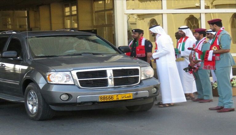 شرطة أبوظبي تستقبل العٌمانيين بالورود والأعلام في المنافذ البرية