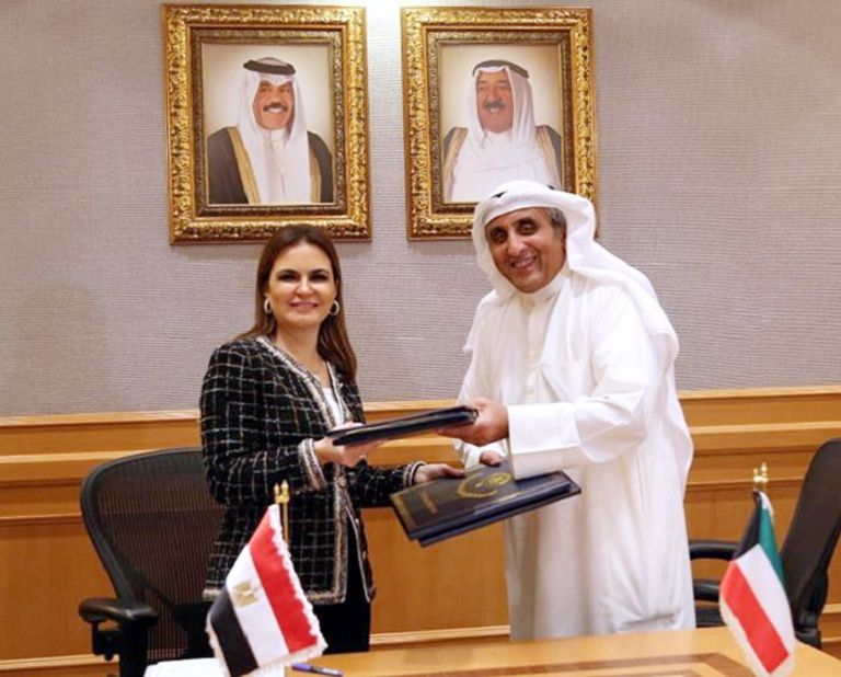 أثناء توقيع الاتفاق بين مصر والصندوق الكويتي