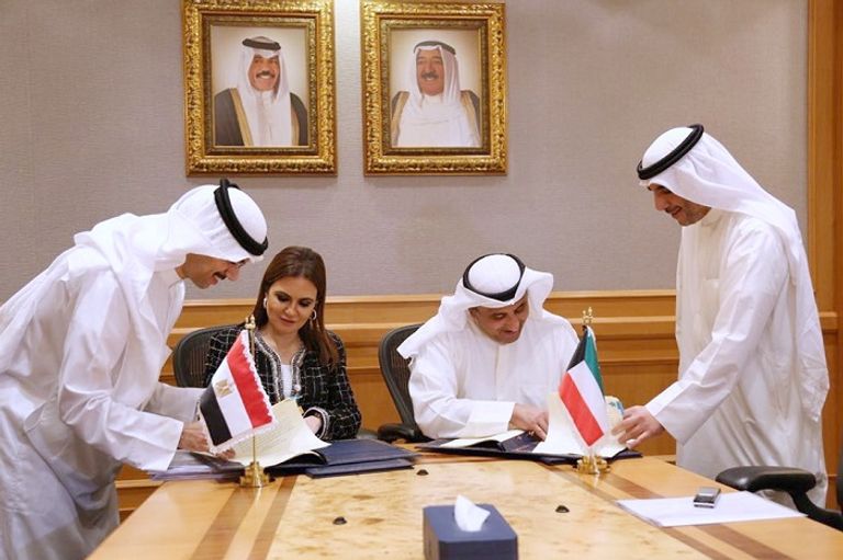 أثناء توقيع الاتفاق بين مصر والصندوق الكويتي