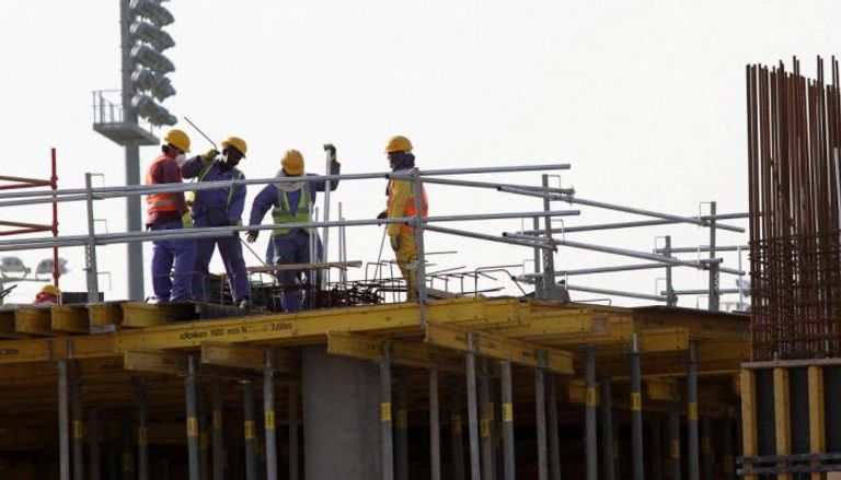 العمال يعانون ظروفا معيشية مزرية في قطر 