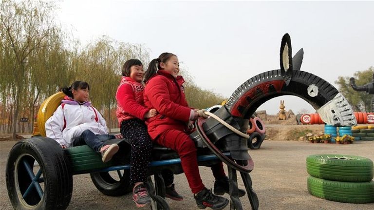 مجسمات من نفايات الإطارات تجذب الزوار