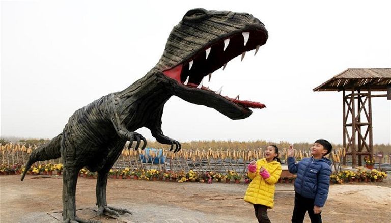 مجسمات من نفايات الإطارات تجذب الزوار