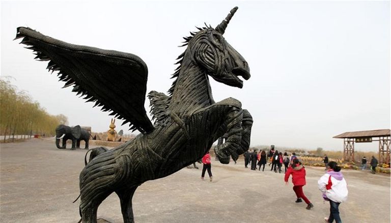 مجسمات من نفايات الإطارات تجذب الزوار