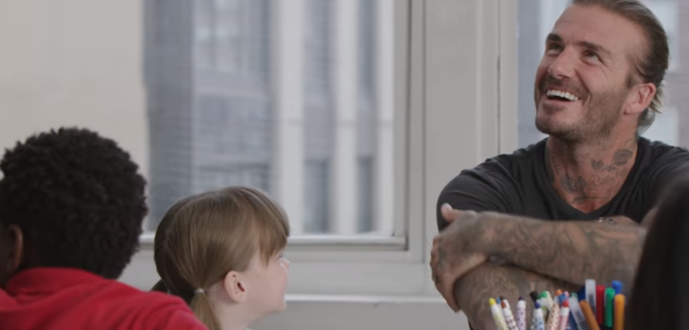 بيكهام وبينك يحتفلان باليوم العالمي للطفل