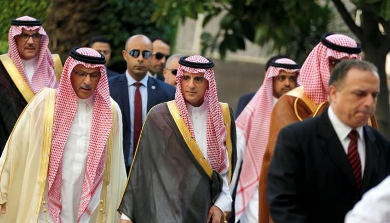 وزير الحارجية السعودي أثناء وصوله لمقر الجامعة العربية (رويترز)