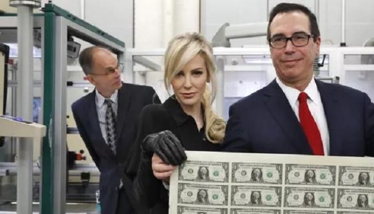 وزير الخزانة الأمريكي وزوجته مع "الدولار الجديد"