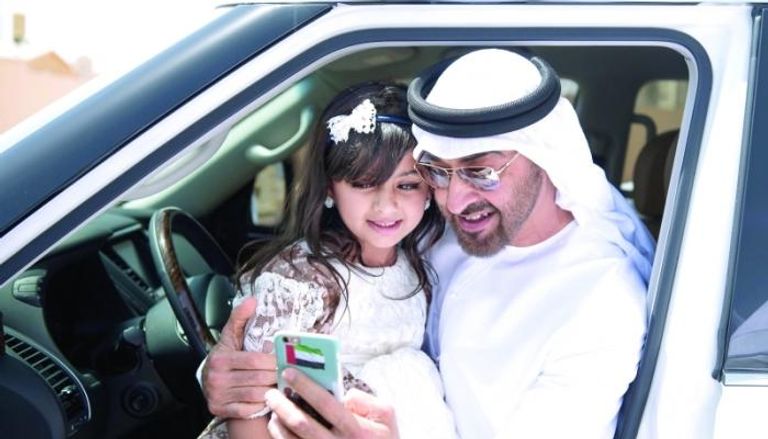 الشيخ محمد بن زايد يلبي رغبة طفلة أرادت التقاط صورة سيلفي معه